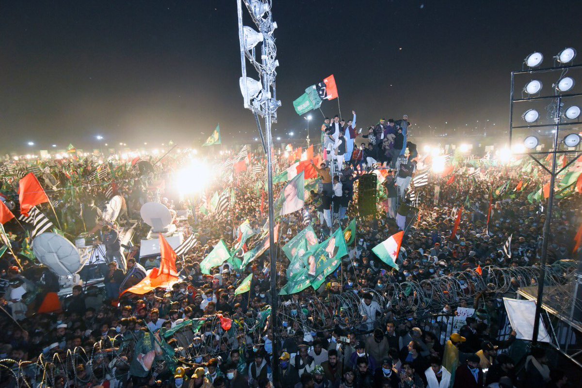 MediaCellPPP's tweet photo. “روشنیوں کے شہر میں آج مایوسی کے اندھیرے ہیں۔ 
مگر غریب، مزدور اور محنت کش بے سہارا نہیں، پاکستان ڈیموکریٹک موومنٹ ان کی آواز بن کر ان کے ساتھ کھڑی ہے۔”
چیئرمین پاکستان پیپلز پارٹی بلاول بھٹو زرداری کا خطاب
@BBhuttoZardari 
#BhuttoDeNaarayWajjanGey 
#PDMjalsaLahore https://t.co/UsIrZK91vz
