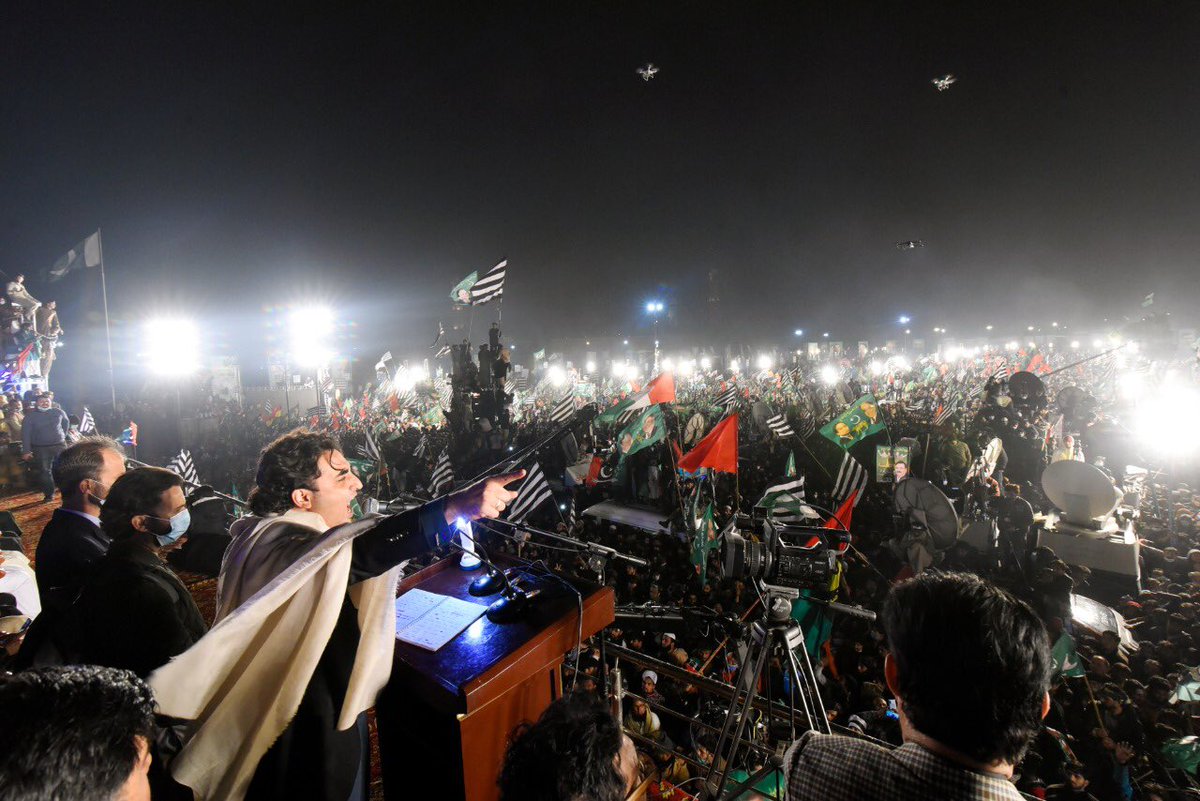 MediaCellPPP's tweet photo. “روشنیوں کے شہر میں آج مایوسی کے اندھیرے ہیں۔ 
مگر غریب، مزدور اور محنت کش بے سہارا نہیں، پاکستان ڈیموکریٹک موومنٹ ان کی آواز بن کر ان کے ساتھ کھڑی ہے۔”
چیئرمین پاکستان پیپلز پارٹی بلاول بھٹو زرداری کا خطاب
@BBhuttoZardari 
#BhuttoDeNaarayWajjanGey 
#PDMjalsaLahore https://t.co/UsIrZK91vz