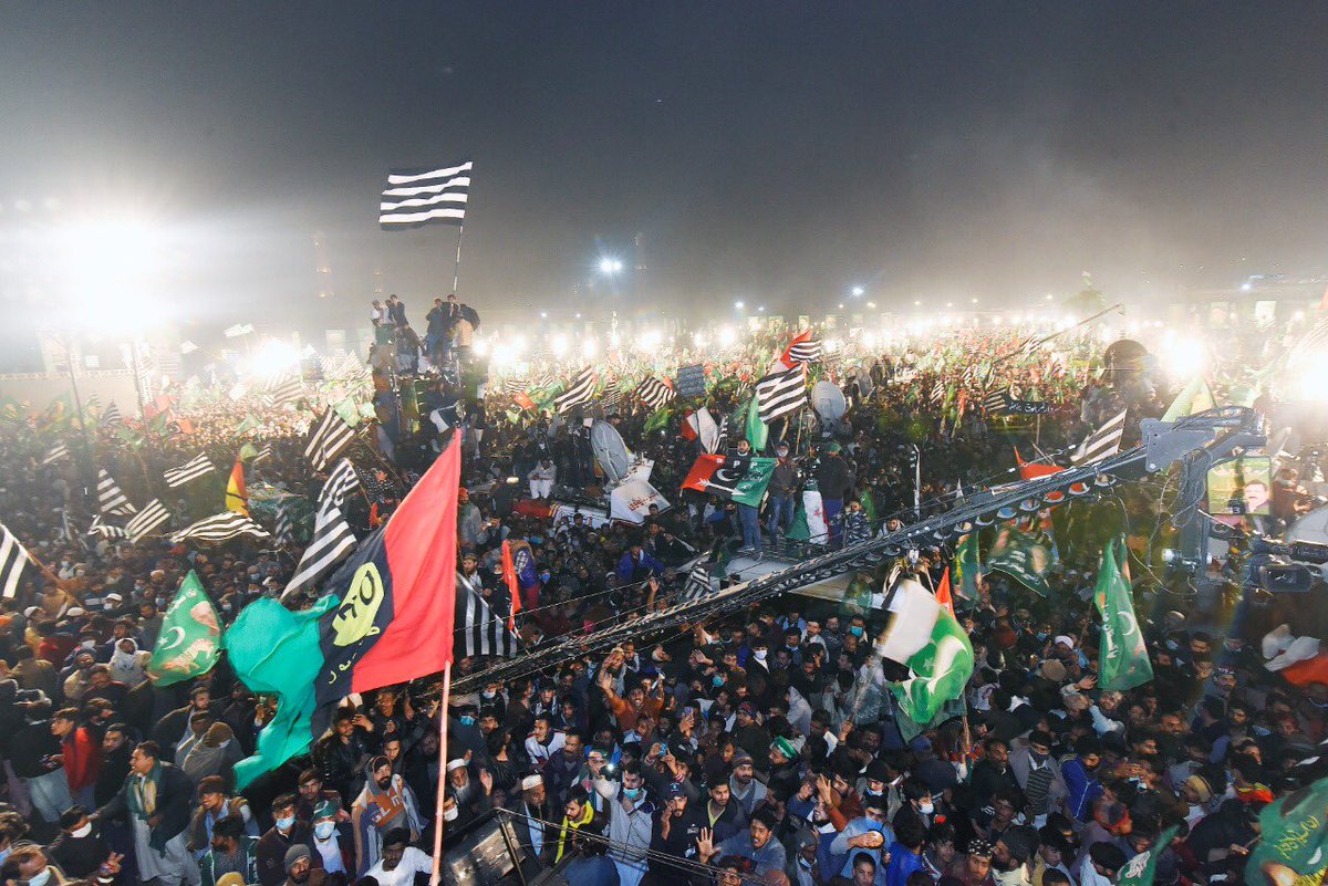MediaCellPPP's tweet photo. “روشنیوں کے شہر میں آج مایوسی کے اندھیرے ہیں۔ 
مگر غریب، مزدور اور محنت کش بے سہارا نہیں، پاکستان ڈیموکریٹک موومنٹ ان کی آواز بن کر ان کے ساتھ کھڑی ہے۔”
چیئرمین پاکستان پیپلز پارٹی بلاول بھٹو زرداری کا خطاب
@BBhuttoZardari 
#BhuttoDeNaarayWajjanGey 
#PDMjalsaLahore https://t.co/UsIrZK91vz