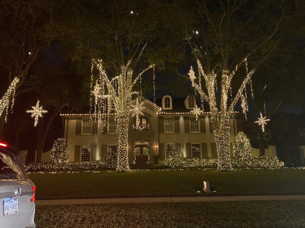 RenferdJoseph's tweet photo. Enjoyed a great evening with family checking out the holiday lights around town. #TisTheSeason #CountDownBegins https://t.co/4rElhjDXnk