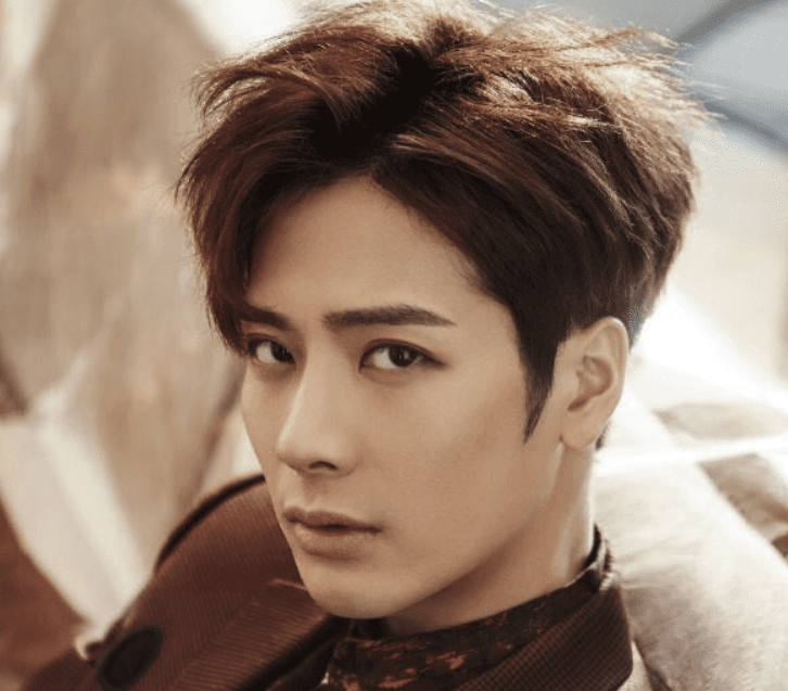 jackson really doesn't wear a lot of heavy eye makeup not even on stage so this photoshoot liner was A BLESSING
