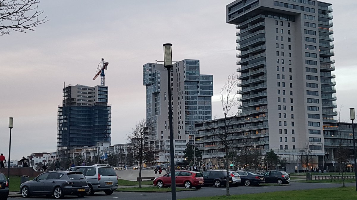 Nieuwbouw woontoren Nesselande wordt uitgepakt.