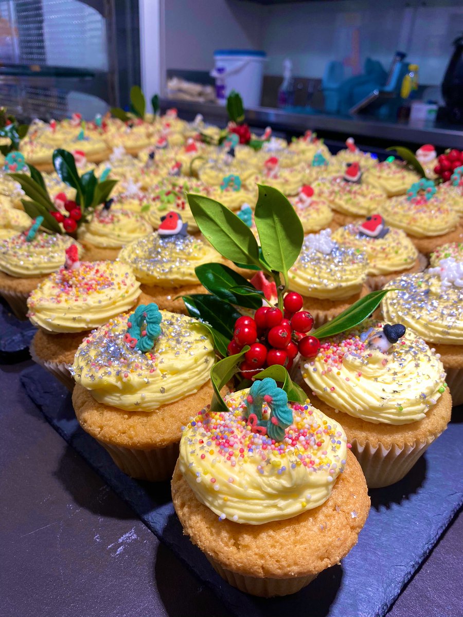 Rubyyyyxx's tweet photo. Lovely Festive Cupcakes 🧁 &amp; Loaded Hot chocolates for Gilson houses little gathering the other day! @ShiplakeCollege @cmoldie76 @lizanne_marais @Thomas_Franks_ @chefphilip127 @TFP_Chef https://t.co/WabTh8bL69