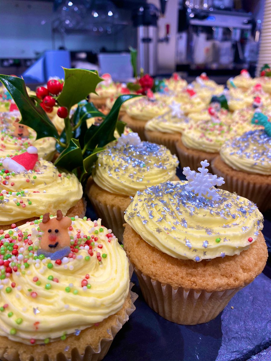 Rubyyyyxx's tweet photo. Lovely Festive Cupcakes 🧁 &amp; Loaded Hot chocolates for Gilson houses little gathering the other day! @ShiplakeCollege @cmoldie76 @lizanne_marais @Thomas_Franks_ @chefphilip127 @TFP_Chef https://t.co/WabTh8bL69