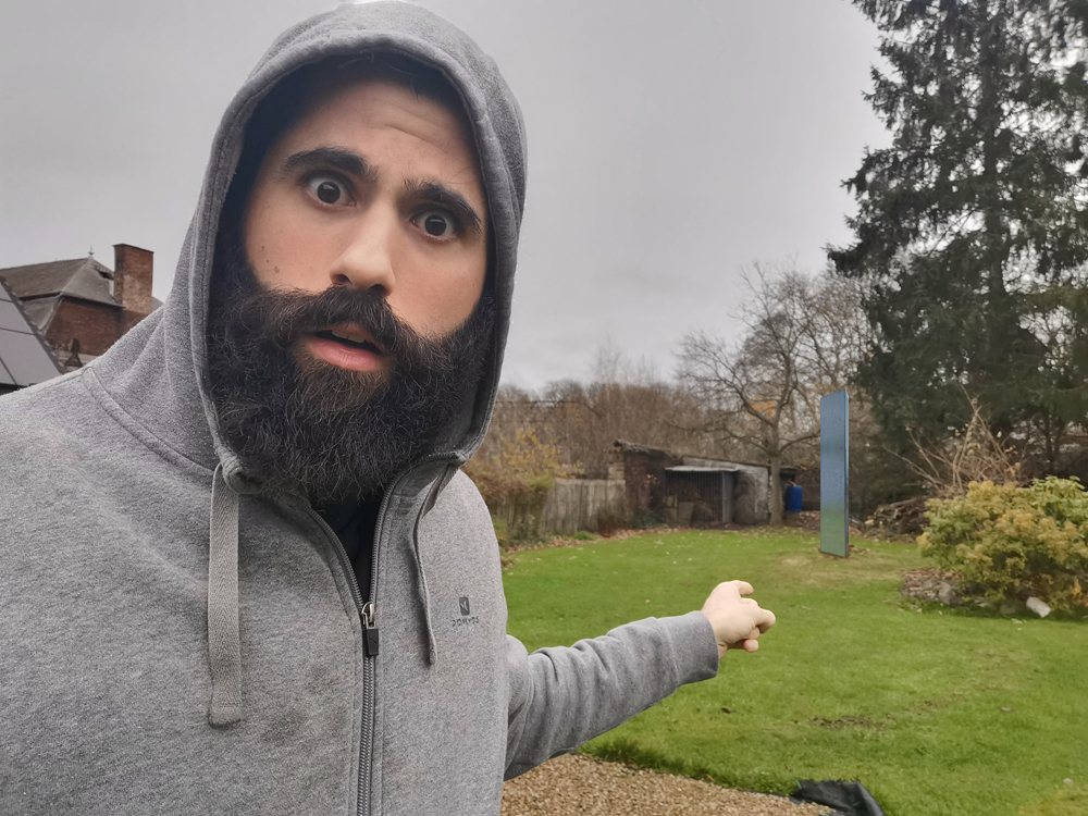 Improuz's tweet photo. J'ai aussi découvert un #monolith dans mon jardin😮Je ne crois pas du tout que ce soit les extraterrestres mais si vous savez qui est derrière ceci, n'hésitez pas à me le dire, c'était drôle mais bon j'aimerais bien que la personne le retire quand même 🙂 https://t.co/3PEHYerQhH