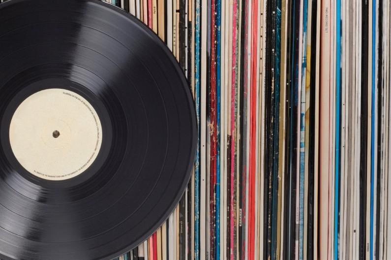 🚨[CONCOURS] 

Pour la première partie de nos cadeaux de Noël, on vous offre la discographie complète de votre choix et le vinyle de votre choix ✨

RT + FOLLOW <a href="/EtudiantRap/">L’Etudiant En Rap</a> et <a href="/klap_mag/">KLAP</a> et mentionne un pote pour avoir plus de chances de gagner 🦋