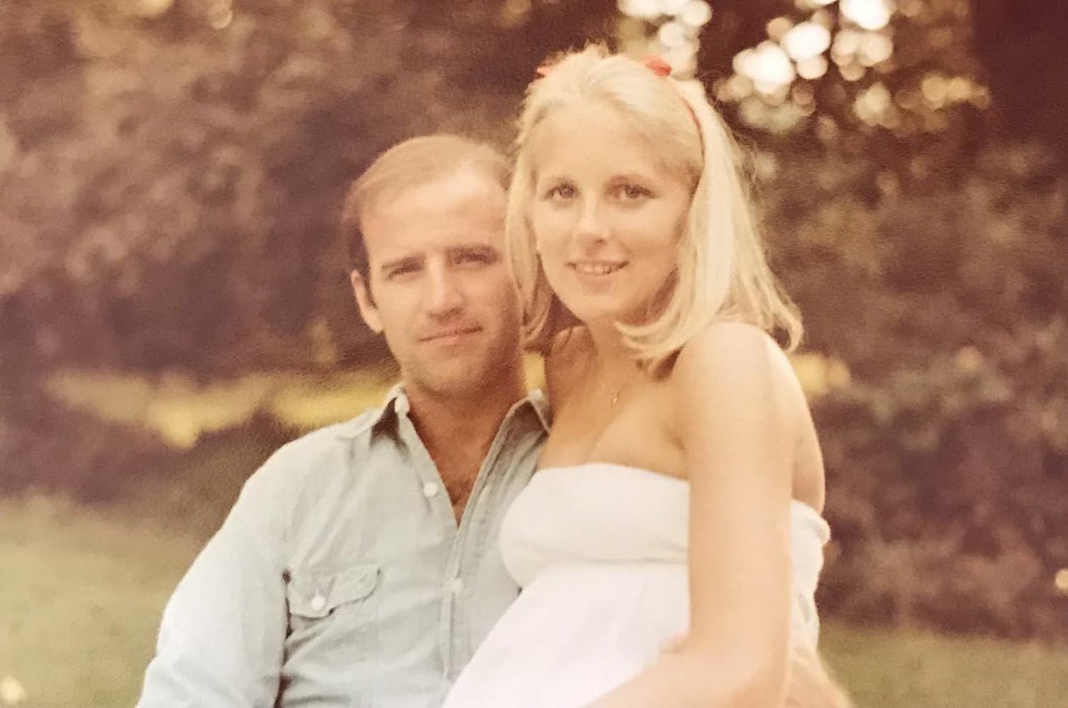 TheOvalPawffice's tweet image. 🐾 We are so proud of our parents, they have been through so much together &amp;amp; their love only grew stronger, like a beautiful flower. We both love flowers, we are sniffing forward to moving into the White House &amp;amp; playing in the #RoseGarden! Awoof! #FirstDogs #DOTUS