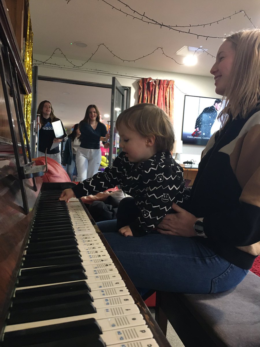 Sunday in Oak: piano lessons for the youngster, handmade Christmas cards for the elderly and birthday cake for our birthday girl 😋❤️ #cardsforcarehomes #oakhouse