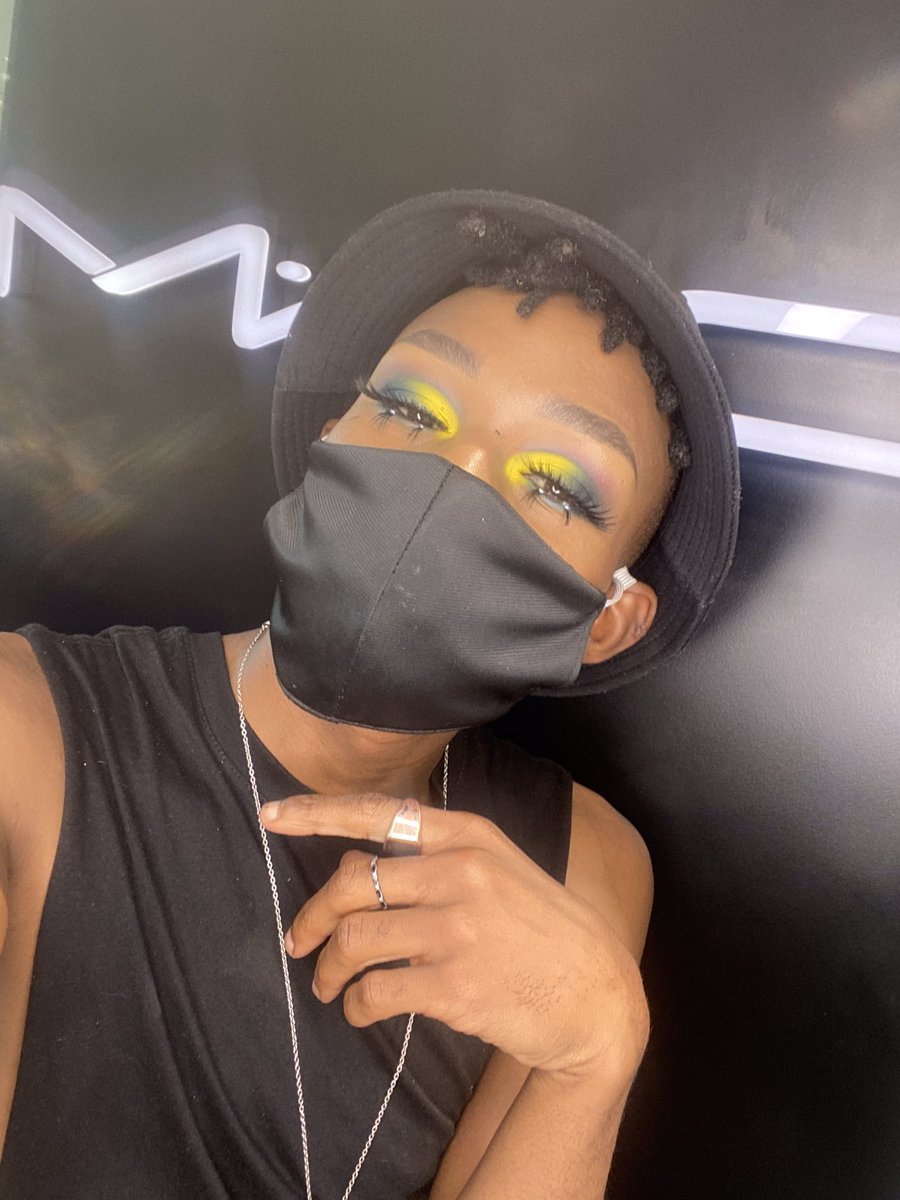 Zwelonke_'s tweet photo. How was your Sunday ? 🌴🧡🏳️🌈
Eyeshadow Pallet - Library Art: It’s Designer from @MACcosmetics
#MenthatBlend #BoyThatLovesMakeUp #WorkFun #WorkTimes ✨ https://t.co/Xm3HmT3D86