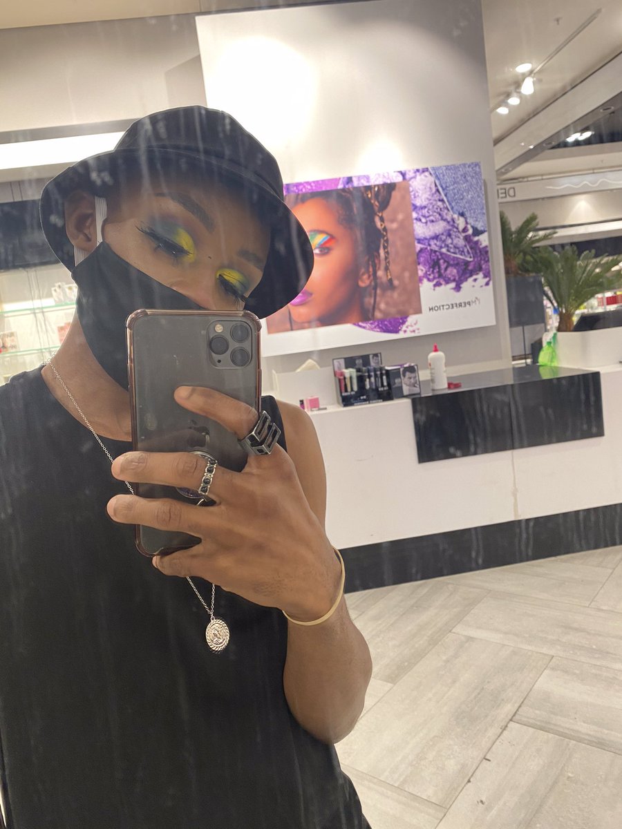 Zwelonke_'s tweet photo. How was your Sunday ? 🌴🧡🏳️🌈
Eyeshadow Pallet - Library Art: It’s Designer from @MACcosmetics
#MenthatBlend #BoyThatLovesMakeUp #WorkFun #WorkTimes ✨ https://t.co/Xm3HmT3D86