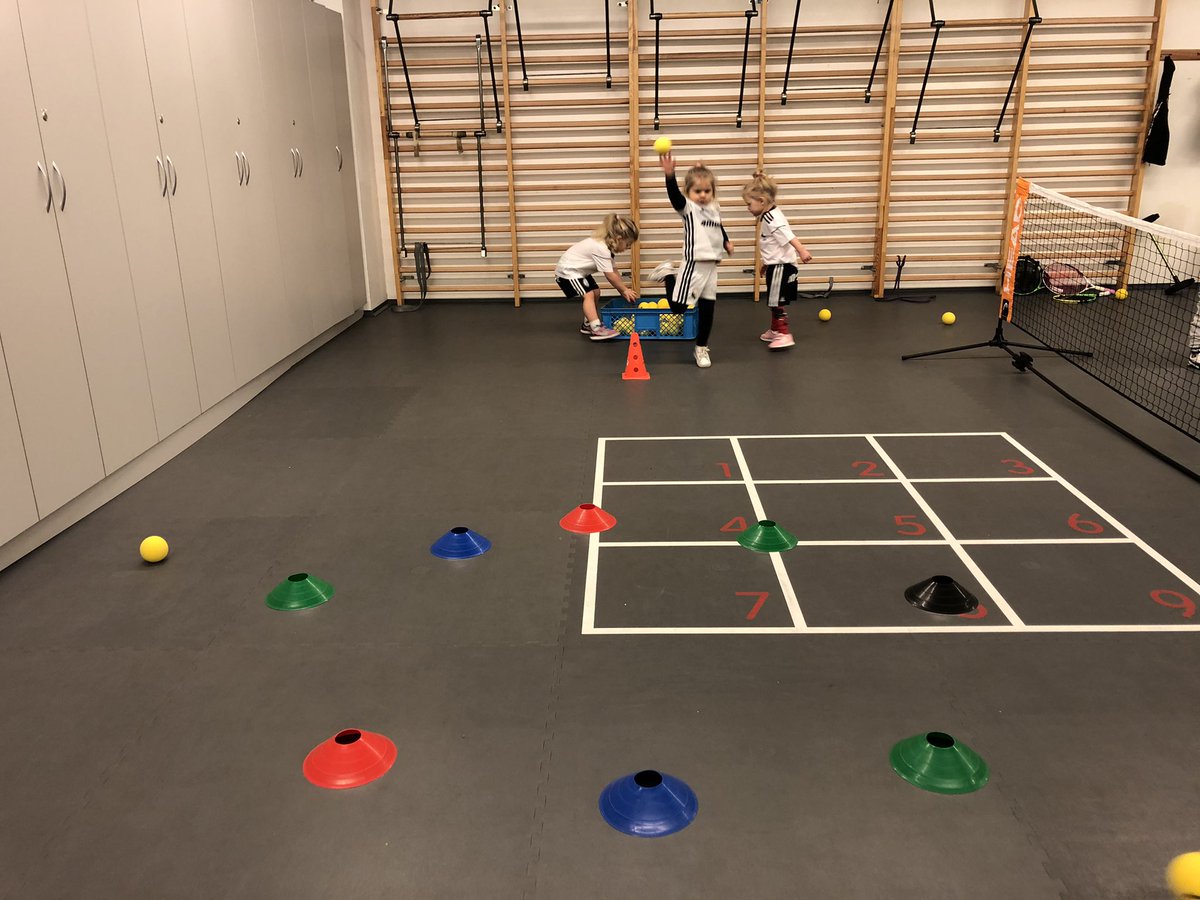 LegiaTennis's tweet photo. 🤔Zastanawiasz się gdzie zacząć swoją przygodę z tenisem? 👉To tylko z legiatennisschools!🎾

Przedszkola Legiatennis to specjalnie przystosowana salka, piłki i mniejsze rakietki! 🎾💥‼️ 

Dołącz do nas i zapisz się:
https://t.co/nIsS0ynWh5          

#legiawarszawa #legiatenis https://t.co/4sh5LnWFOC