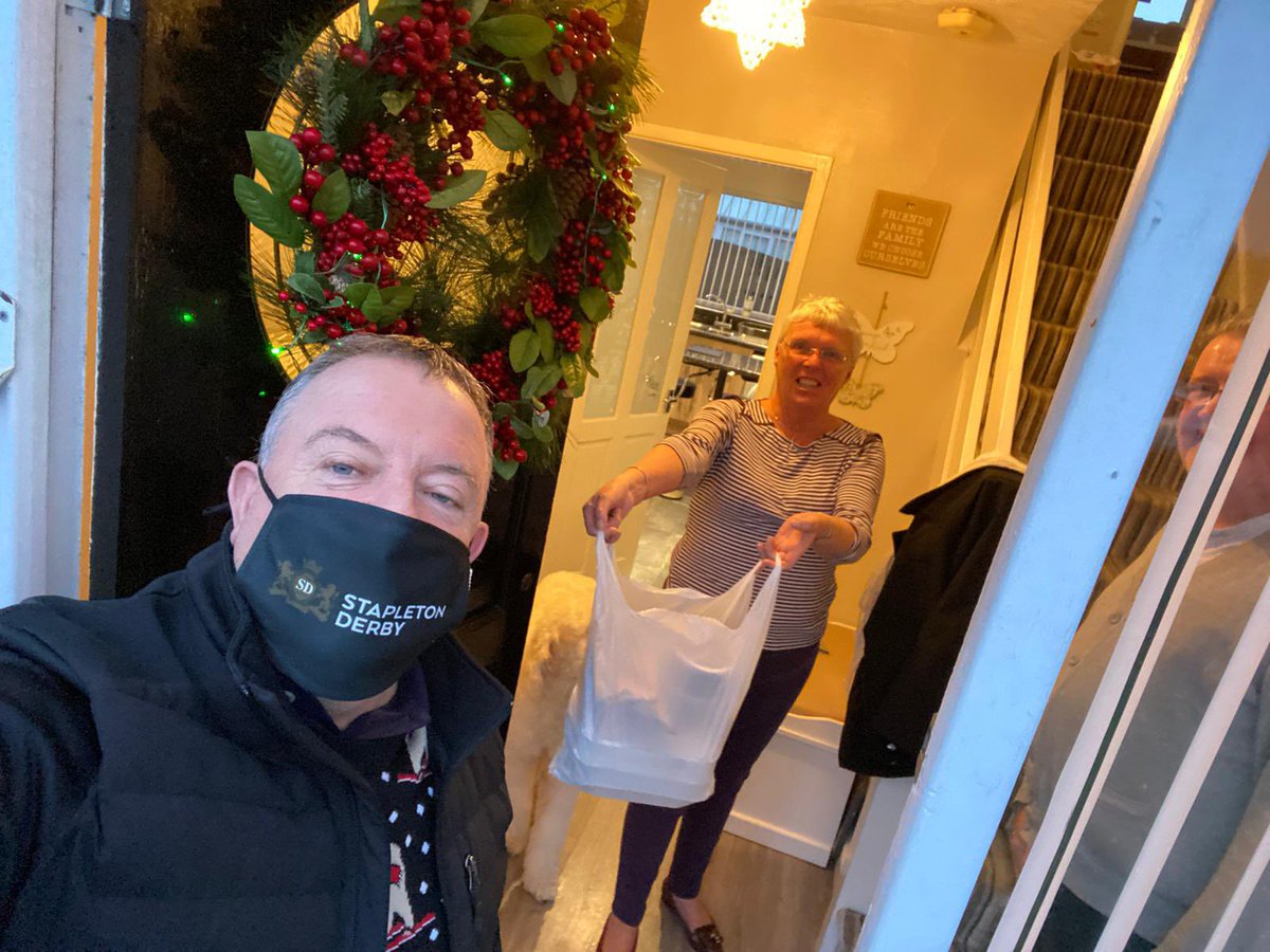 🎅🏻<a href="/mike_denning/">mike denning</a> dropping off the roast for 4 from The Stanley Arms to last weeks winner Julie Shinnick 🍲 Enjoy! <a href="/thestanleyarms/">Steve Bennett</a>