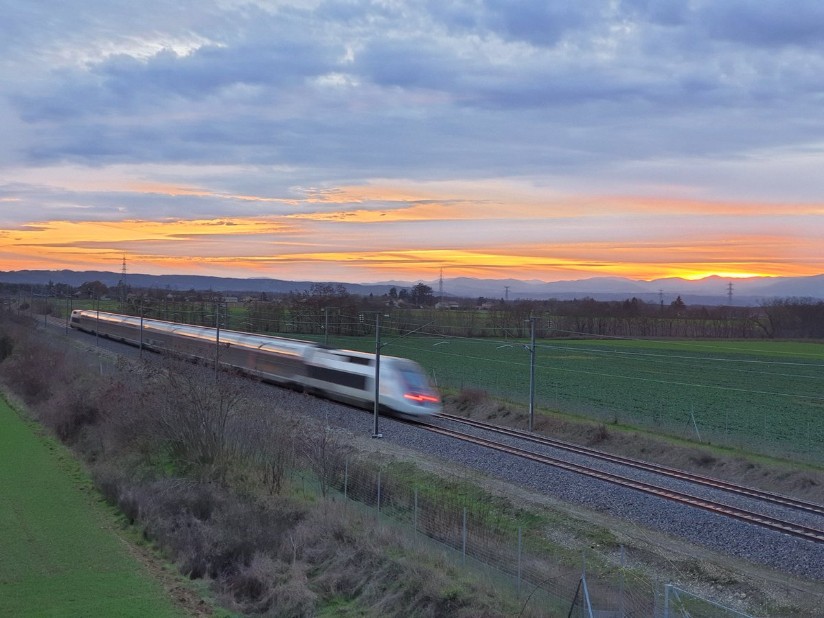 InfoTramLyon's tweet photo. Tweet sponsorisé. Ce coucher de soleil vous est offert par TGV. Avec et sans le TGV qui "gâche" la photo. 🤣 #TGV #pasdetram https://t.co/8VViH20I5r