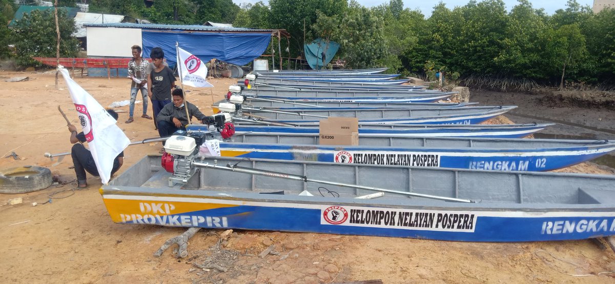POSPERA_KEPRI's tweet photo. Batam, 13 Des 2020
Alhamdulillah, proses serah terima bantuan 11 unit kendaraan laut (Sampan Ting-ting) Dari DKP Provinsi Kepulauan Riau Kepada Kelompok Nelayan Rumput Laut Pospera Provinsi Kepri selesai tanpa kendala.
@jokowi @BonaMustar @kompascom https://t.co/bwfs6AZYQq