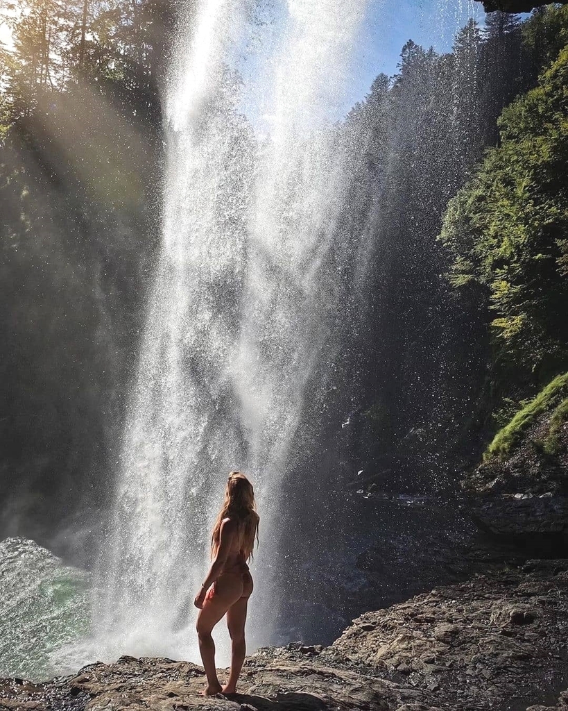 WarningWorld's tweet photo. What you like , the #landscape or the woman in the landscape ?What an amazing #waterfall ! Beautiful shot from @kameliawillich
📸by @luca.schranz
==================
Follow @top_survival
==================
#prepperse #preppering #prepperforlife #prep… https://t.co/C8omlUKhi1 https://t.co/Vivfi390uT
