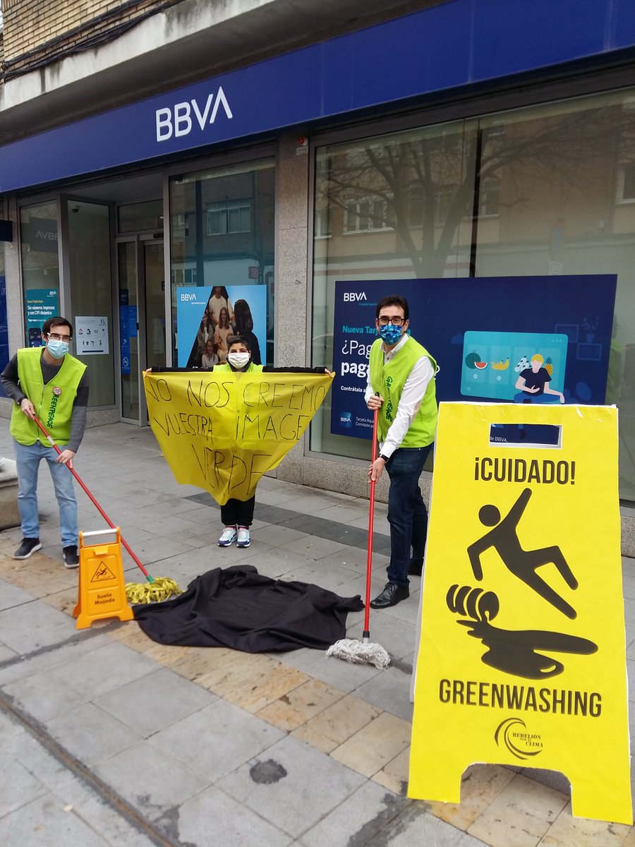 GreenpeaceCyL's tweet photo. ⚠️ Hoy denunciamos en #Valladolid que después de cinco años desde la firma del Acuerdo de París los gobiernos e instituciones han fallado.

¡No nos creemos vuestra imagen verde!!
 #acuerdodeparis #trampascontraelclima #5añosenfalso #cambioclimatico 
#greenwashing
@greenpeace_esp https://t.co/U0bGfA215F