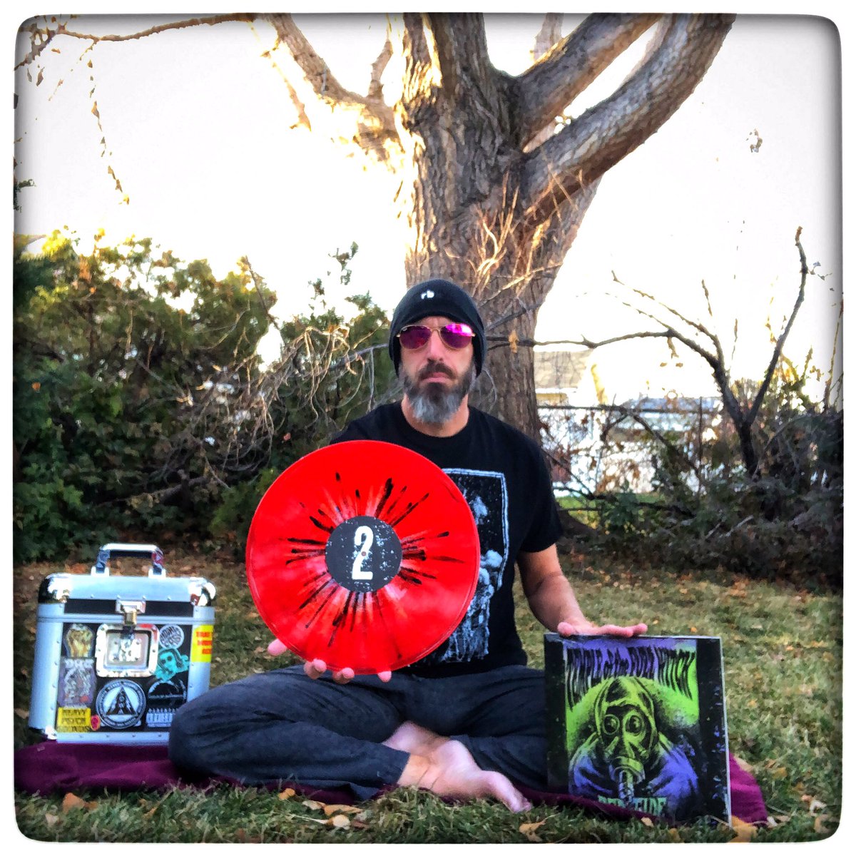 RiffHaven's tweet photo. Where the black waves crash
Our lives won’t last
Heading for the sun
🎼
Cimmerian by Temple of the Fuzz Witch from Red Tide as featured on Riff Haven Episode 203
 
#turnitupto11 #RiffHaven #VinylRecords #Vinyl #Records #StonerRock #HeavyPsych #FuzzRock #Doom #Templeofthefuzzwitch https://t.co/PHY2TEzAZu