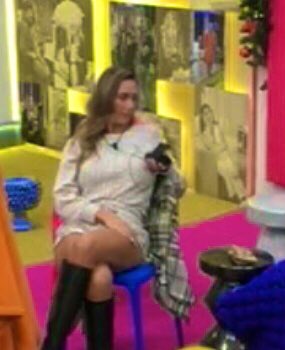 Manuela_digio's tweet photo. Solo io noto una cerca somiglianza tra #sonialorenzini e #SelvaggiaRoma??? @GrandeFratello @trash_italiano #gfvip https://t.co/enppTcs7Tu