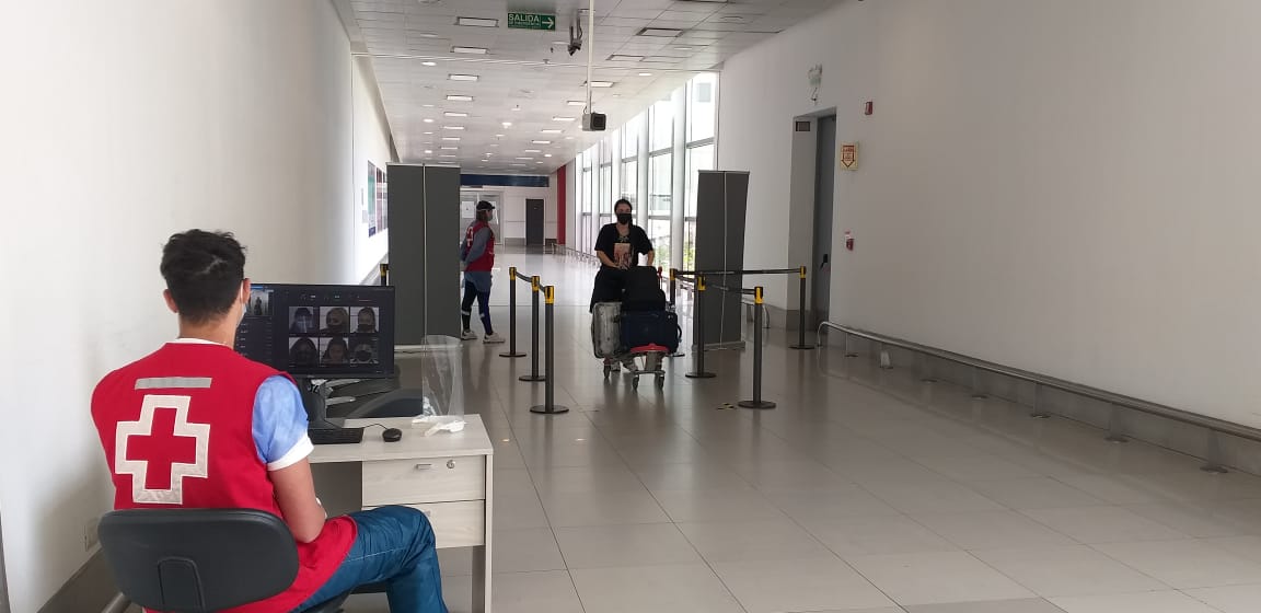 ⛑️Continúamos en el Aeropuerto Internacional Ingeniero Aeronáutico Ambrosio Taravella en donde nuestros voluntarios y voluntarias realizan control sanitario y triage a pasajeros ✈️

#CruzRojaSiempreEstá ♥️💪🏼
#aeropuerto #córdoba
#covid_19 #controlsanitario #triage #pasajeros