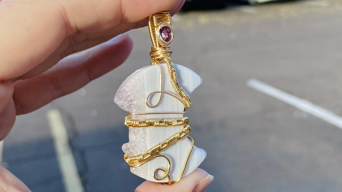 TheOpalLotus's tweet image. ⭐️GIVEAWAY⭐️
One person will win this Agate and Amethyst moon pendant, rough crystal bundle, and a tapestry of their choice from my site!
   
To enter:
• Like/RT this
• must follow me
• extras: each person tagged in a new comment is an extra entry
   
Ends 1/1💛✨
