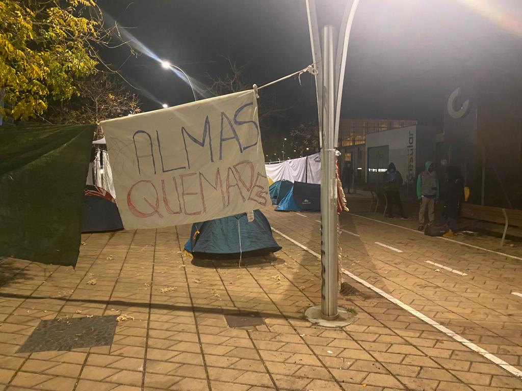 Los hermanos y hermanas de #Badalona siguen en pie para denunciar el #racismo que se ha llevado la vida de varios compañeros y compañeras.
Esta noche se ha levantado una acampada de protesta para visibilizar la situación de desamparo a la que se ve abocada nuestra comunidad.