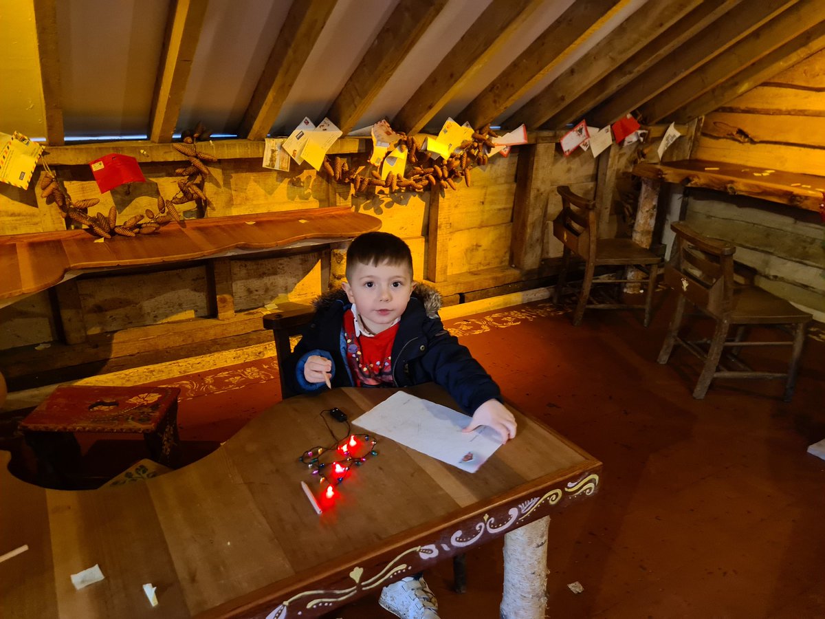 PhilPrice2's tweet photo. VP writing his letter to Santa and posting it, just like he's been learning in School 😍 #mesen @atbarryisland @natalie64737015 https://t.co/uvs0xXK7KK