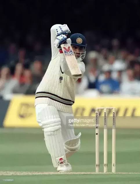 Dada  @SGanguly99 and king  @imVkohli identical pictures thread. My two favorite cricketers and 2 greatest Indian captains of all time  #KingKohli  #sauravganguly