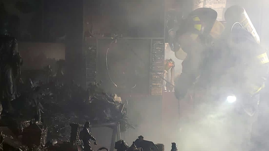 BomberosQuito's tweet photo. #ReporteCBDMQ | Tras realizar labores de combate y extinción, personal de #BomberosQuito controló el conato de incendio estructural ocurrido en las calles Hermandad Ferroviaria y Carlos Álvarez, sector Ferroviaria Media. #SalvamosVidas #SeguridadQuito🚨🚒 https://t.co/18OrjA99jb