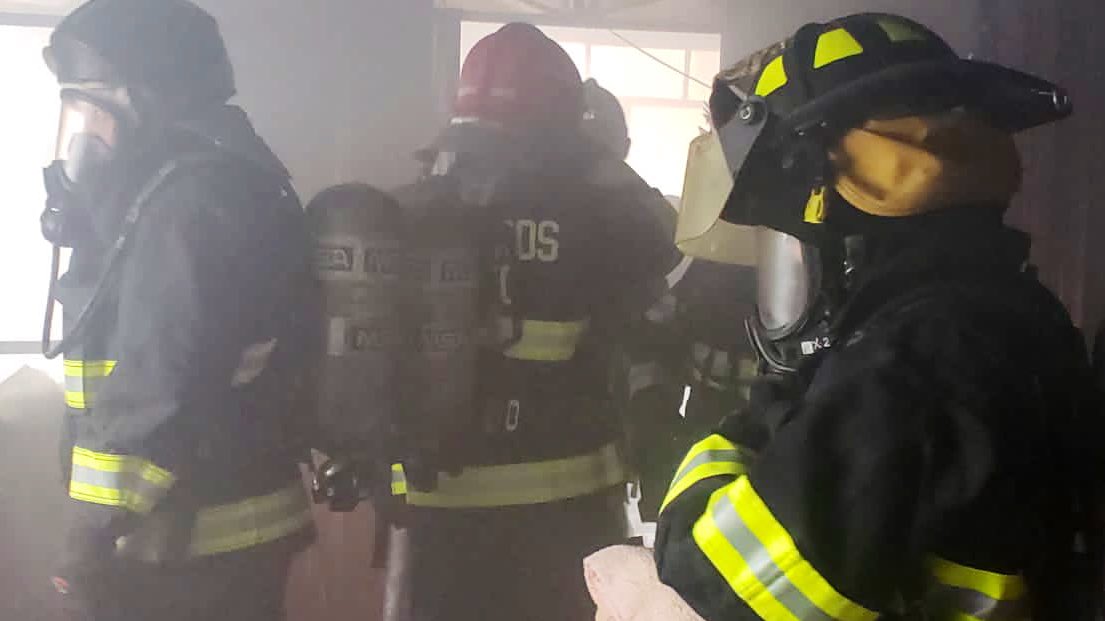 BomberosQuito's tweet photo. #ReporteCBDMQ | Tras realizar labores de combate y extinción, personal de #BomberosQuito controló el conato de incendio estructural ocurrido en las calles Hermandad Ferroviaria y Carlos Álvarez, sector Ferroviaria Media. #SalvamosVidas #SeguridadQuito🚨🚒 https://t.co/18OrjA99jb