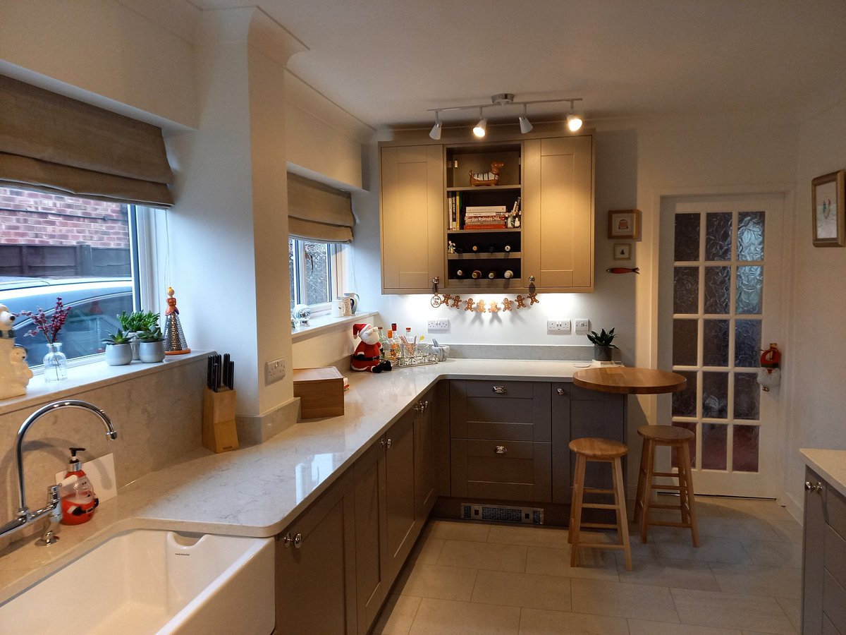 Just a little breakfast area I designed for a client, 600mm Dia, 40mm solid oak worked into 30mm solid  #ITA Stone Ocean drift