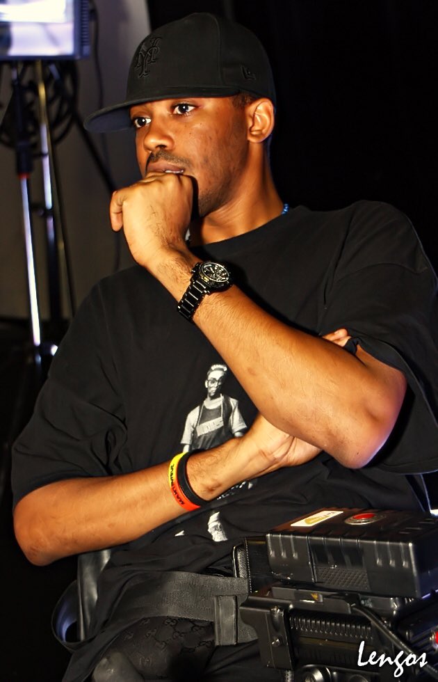 Il envoie ensuite le single « Zoo » et le clip de celui ci réalisé par la référence Chris Macari qui sera un carton et préparera la suite!