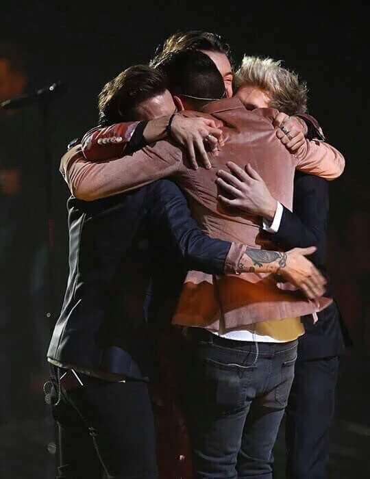 yourebestever's tweet image. The last hug pictures🥺💕
#1DXFactor
#10YearsOfOneDirection 
#10YearsOf1D