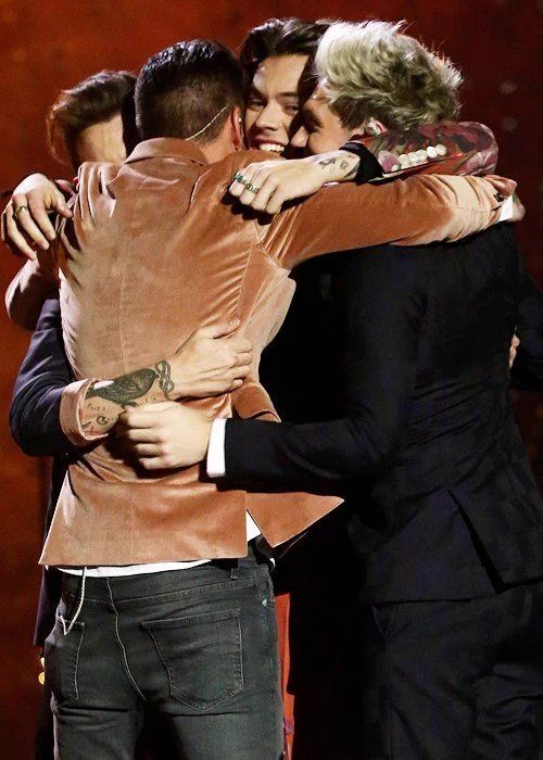 yourebestever's tweet image. The last hug pictures🥺💕
#1DXFactor
#10YearsOfOneDirection 
#10YearsOf1D