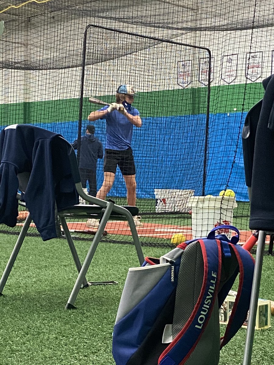 ammer0723's tweet photo. Football has come to an end ๐,basketball picks up tomorrow ๐,but first getting some swings in โพ๏ธ. #dowork #2024 #multisport @landon_farco https://t.co/DINqmM0DqI