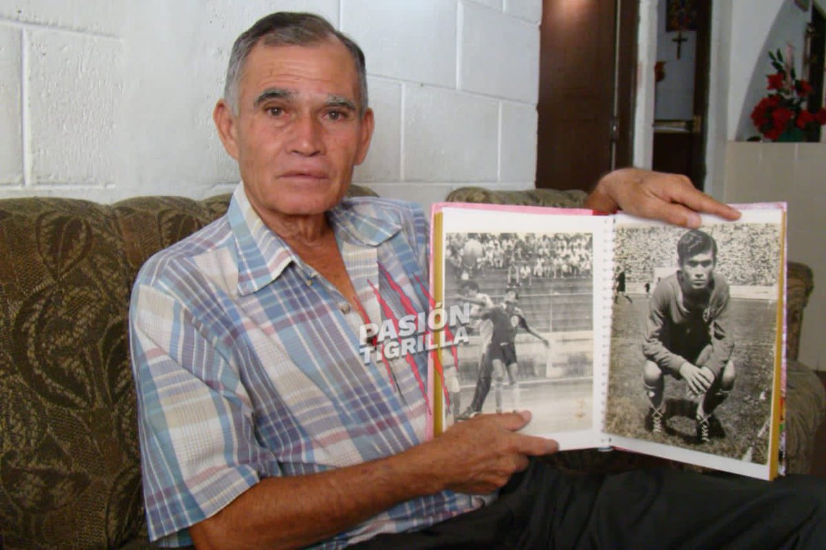 PasionTigrilla's tweet photo. #HistoriaFAS
Un 13 de diciembre de 1964 falleció Óscar Quiteño en un juego benéfico entre C.D. FAS y Orion de Costa Rica.
Aquella tarde el equipo tigrillo ganó con un marcador de 1-0, el encargado de anotar el gol fue Mario “Maclin” Flores.
#PasionTigrillaDRX https://t.co/3lGcrwsKxh