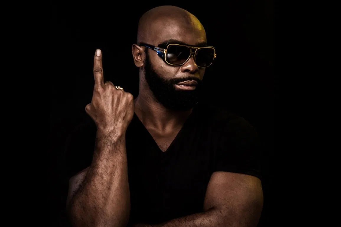 Les très nombreuses punchlines que contient « Or Noir » sont crues et imagées! Elles sont souvent même hypersexualisées!Le but est de heurter l’auditeur et on peut dire que cela fonctionne très bien!