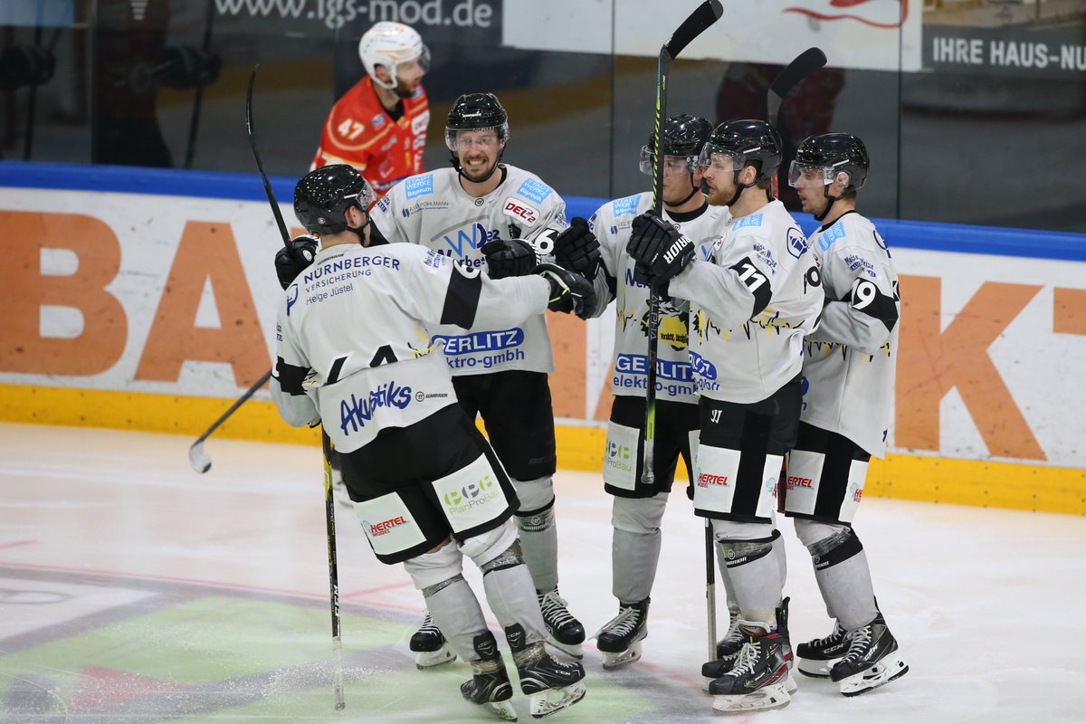 DEL2_News's tweet photo. Auswärtserfolg für Bayreuth: Die #Bayreuth #Tigers drehen einen 0:3-Rückstand und gewinnen mit 7:5 gegen den @ESVKaufbeuren .
Foto: Benjamin Lahr #del2 #HerzblutEishockey #esvbtt https://t.co/lXays98Y2e