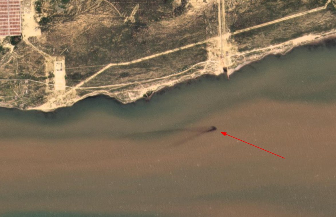 Sigue el #derramepetrolero en el oleoducto submarino del #CRP #RefineríaCardón en #Paraguaná. 

Ya van DIECINUEVE días de derrame continuo. Obviamente a #PDVSA le importa un comino el ambiente

Imagen Planet 12DIC 12:40pm. La flecha roja indica el origen del derrame.