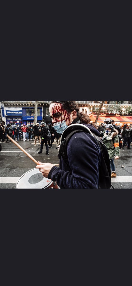 Ni #BlackBloc  ni maquillé juste un musicien qui manifeste pacifiquement.
#LoiSecuritaireGlobale #ViolencesPolicieres