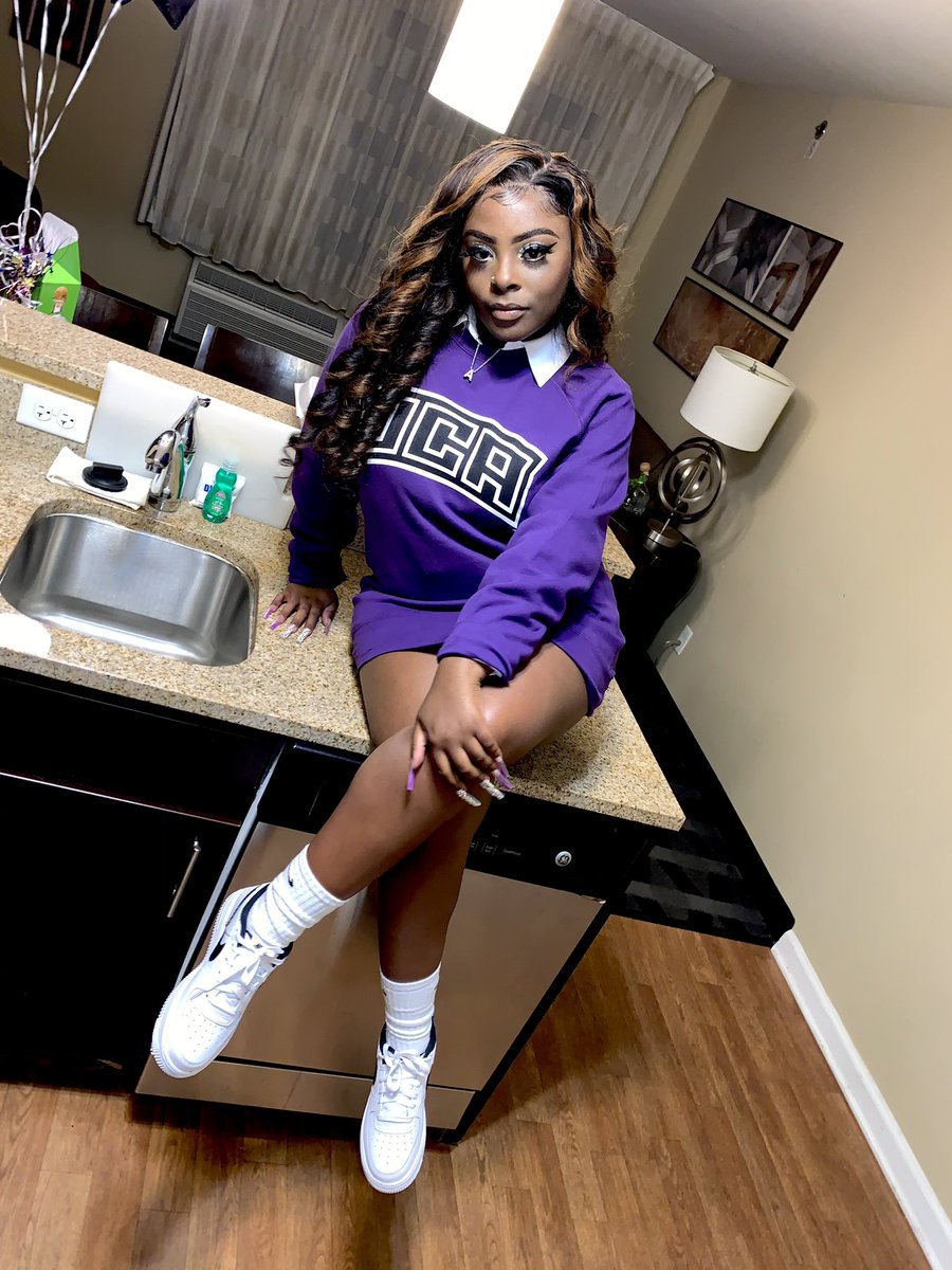 AlexLanayee's tweet photo. Yesterday I did something major 👩🏾‍🎓💜🐻
#GradSzn #BlackGirlMagic https://t.co/7qsFHvdFlx