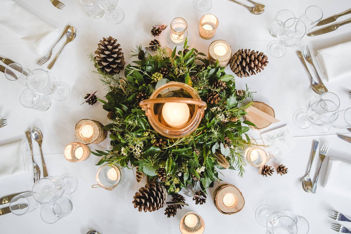 We are loving this super festive table decor styled by @lizswong 🎅🎄
yourberksbucksoxon.wedding/pdl/0/25048/el… #christmas #weddingdecor #weddingstyling #berkshire #buckinghamshire #oxford