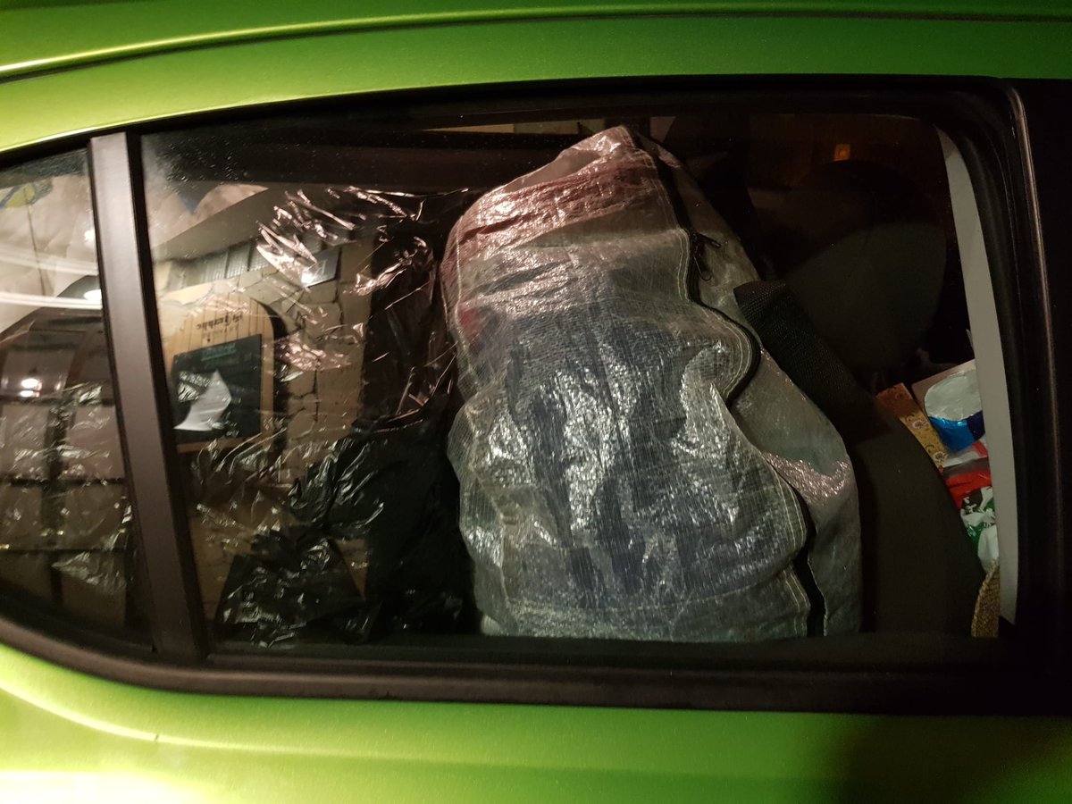 MutuP9's tweet photo. La companya Jur, ha portat al casal @CasipBadalona mantes, productes d'higiene personal i aliments. Tot per les persones afectades per l'incendi de la nau del carrer Tortosa, al barri de #Gorg. 
#PapersPerATothom #Badalona #SuportMutu #SolidaritatDignitat https://t.co/8pL8usva48
