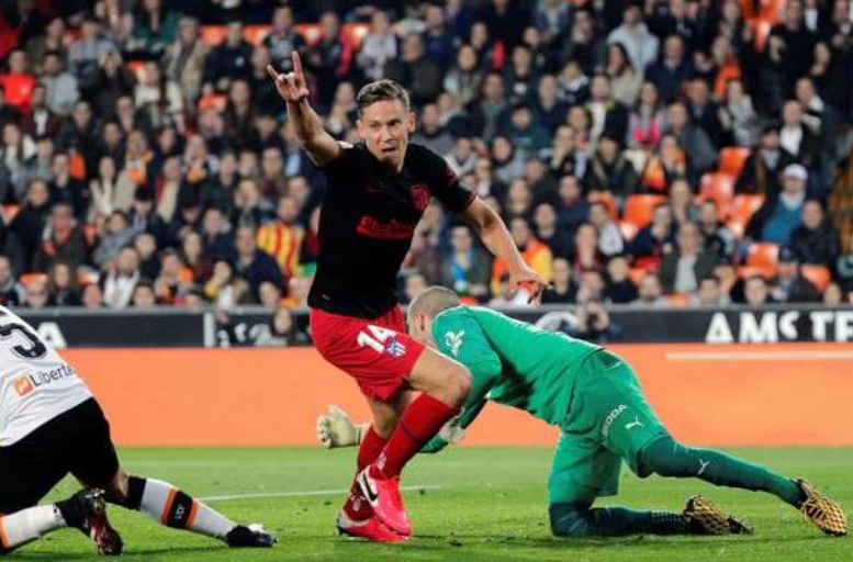 Ses premiers mois à l'Atleti sont contrastés. Il ne dispute plus de 45 minutes pour la première fois qu'en novembre, n'étant jusqu'alors que remplaçant ou sorti à la mi-temps. Il inscrit son premier but lors d'un match nul contre Valence en février 2020, en tant que milieu droit.