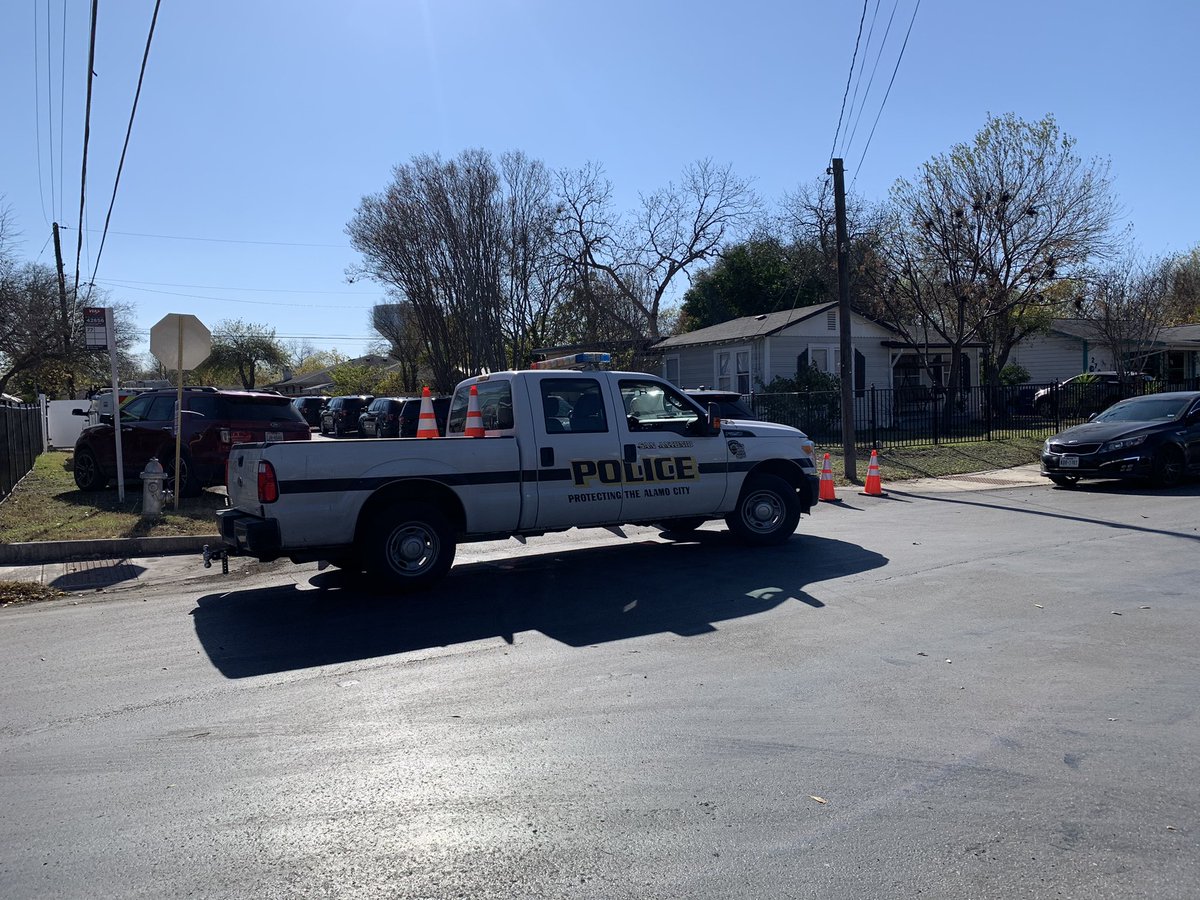 LeahDurain's tweet photo. SWAT team is talking to a man police say broke into his ex-girlfriend’s house on W Poplar St. this morning. He barricaded himself inside, armed with a machete. Woman and her current boyfriend got out safely. @SATXPolice working on a peaceful resolution. #KENS5Eyewitness @KENS5 https://t.co/RoxMqmNRDd