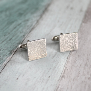 Looking or a special #giftforhim ? Hammered Sterling Silver Square Cufflinks by our marketplace seller Jordan Lily Designs emporella.com/hammered-sterl…

#HandmadeHour #UKCraftersHour #cufflinks #silver #jewelleryforhim #mensgifts #groom #wedding