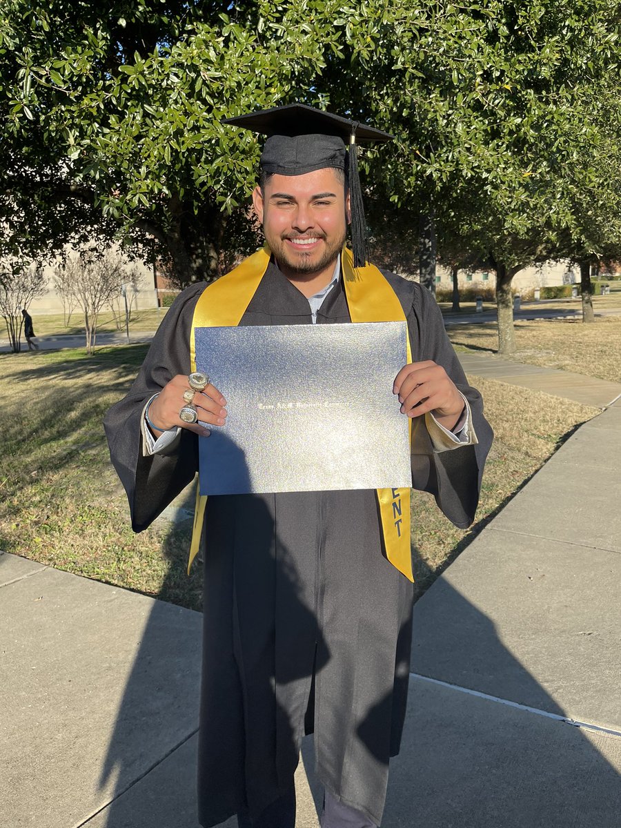 jakesprofile's tweet photo. First person in my fam to graduate✅
Almost finished w a 4.0 (2.98)✅
Bachelors in Computer Info Systems✅
Masters⏳ https://t.co/xPIk8lHtil