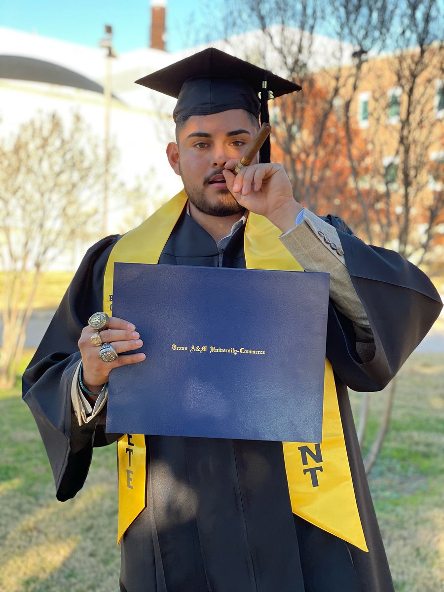 jakesprofile's tweet photo. First person in my fam to graduate✅
Almost finished w a 4.0 (2.98)✅
Bachelors in Computer Info Systems✅
Masters⏳ https://t.co/xPIk8lHtil