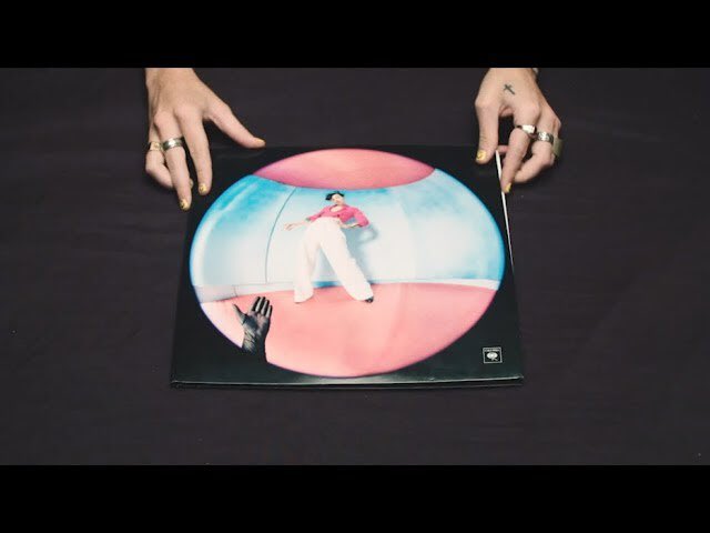 LTHSOURCE's tweet photo. #OneYearofFineLine 

ANNIVERSARY GIVEAWAY❤️

We are giving away a Fine Line pack containing : 
- the Fine Line Vinyl 
- a Harry DM! ❤️

To participate: 
- follow us and @HarryDiaryFR 
- RT this tweet;
- mention a mutual!❤️

Ends on December 20eth! https://t.co/IApRMJBUgB
