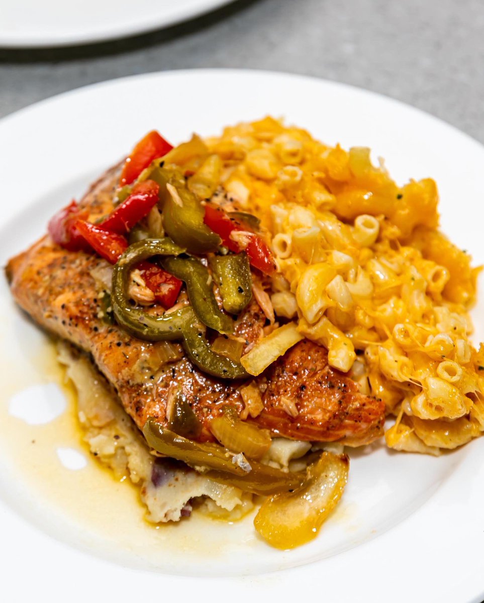 flexeatss's tweet photo. Yesterday’s booking 👨🏽‍🍳 Honey lemon salmon, Mash potatoes &amp; Mac N Cheese 🤤👨🏽‍🍳 I have bookings open all month come tap in with me . #flexeatss https://t.co/g9D2bv5Z3Q