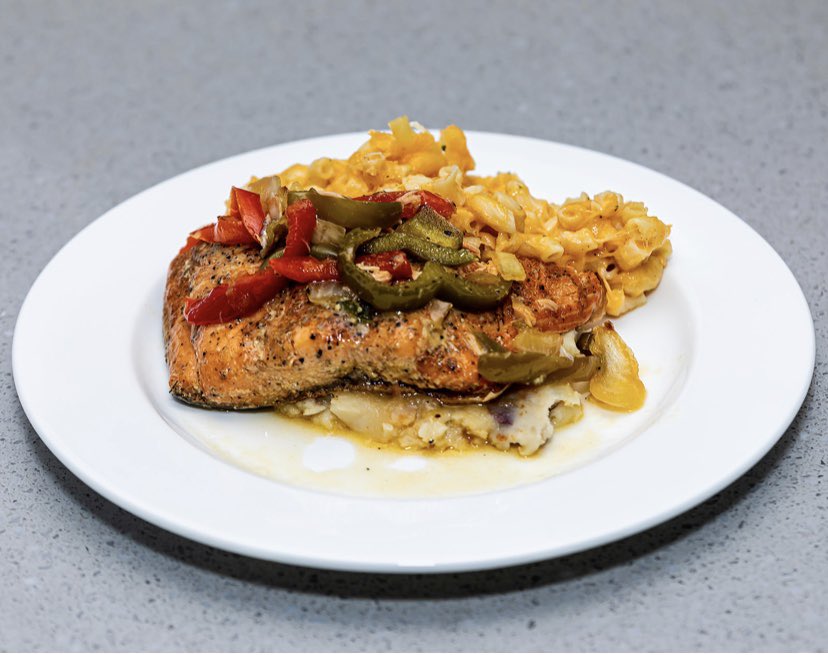 flexeatss's tweet photo. Yesterday’s booking 👨🏽‍🍳 Honey lemon salmon, Mash potatoes &amp; Mac N Cheese 🤤👨🏽‍🍳 I have bookings open all month come tap in with me . #flexeatss https://t.co/g9D2bv5Z3Q